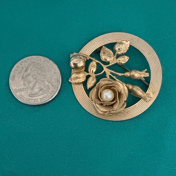 Vintage Gold Floral Brooch with a Pearl - Picture 3 of 4